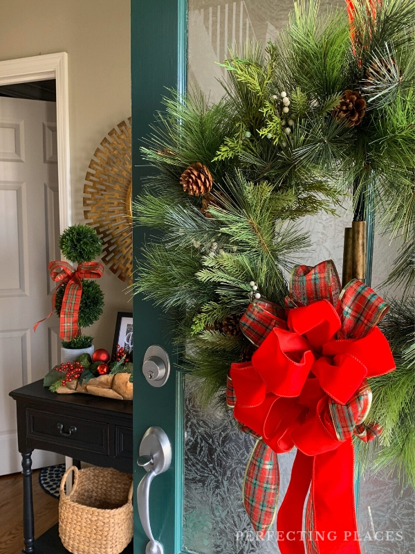 https://perfectingplaces.com/wp-content/uploads/2019/12/Christmas-tour-entry-way-green-door.jpg