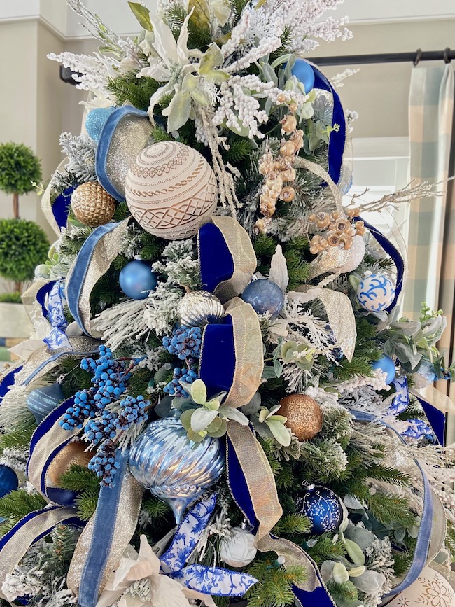 Blue and White Christmas Color Scheme for Christmas Tree