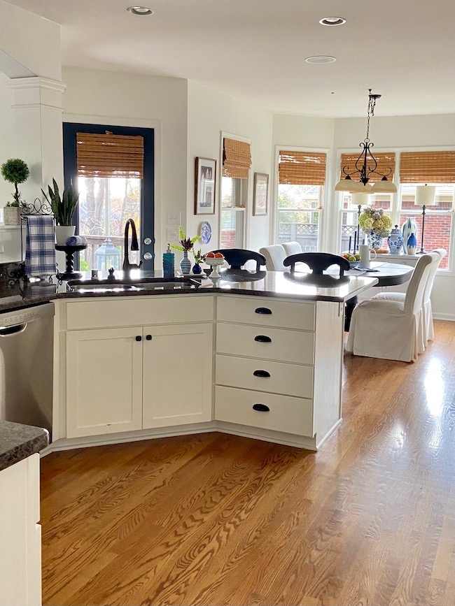 Kitchen Paint Color Combination in SW Alabaster and BM Hale Navy