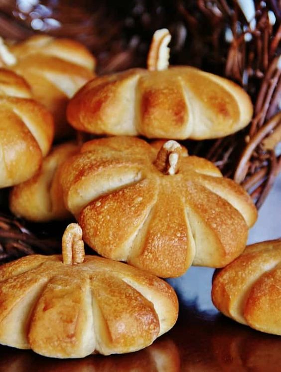 Pumpkin dinner rolls