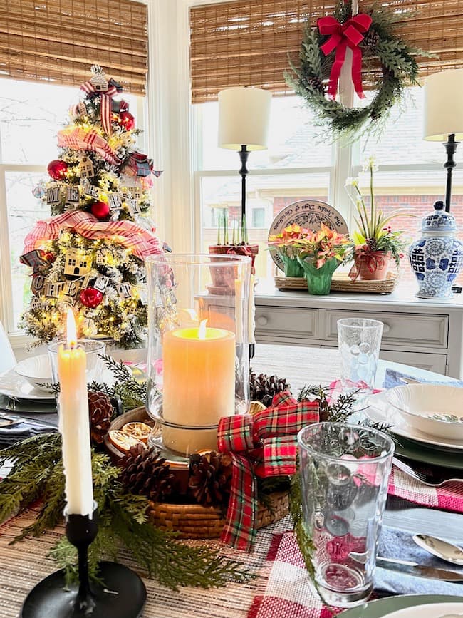 Cottage Christmas style in the kitchen breakfast area