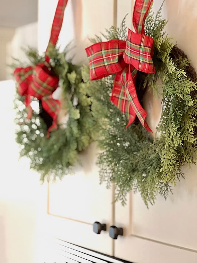 Kitchen Christmas ideas - Christmas wreaths on cabinets in the kitchen