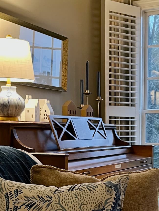 Small table lamp on piano in the living room