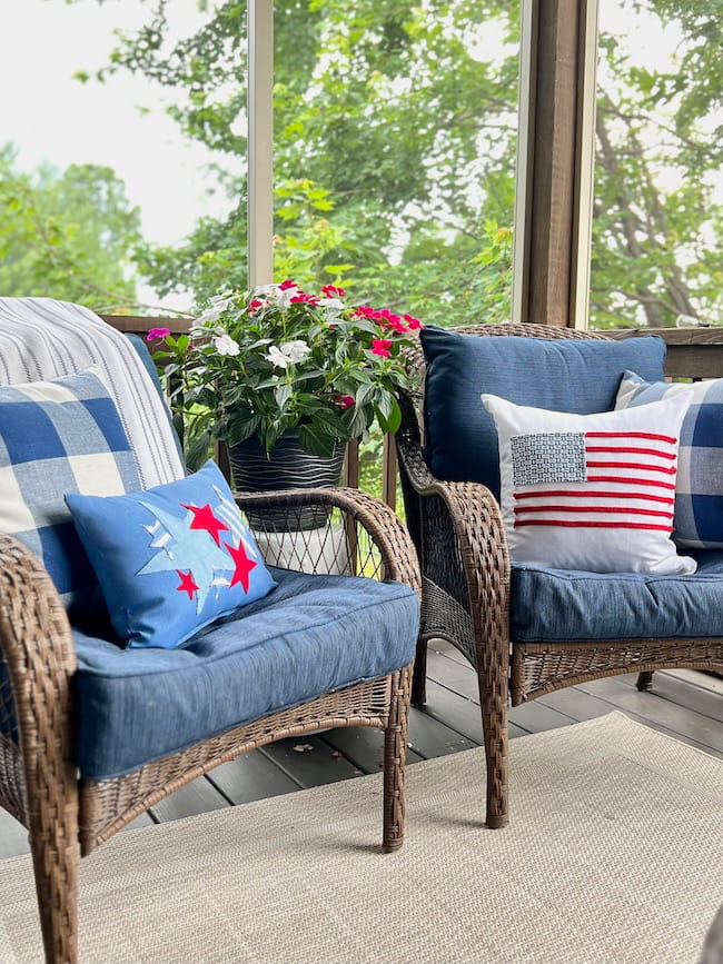 DIY no sew pillows for July 4th on the screened porch