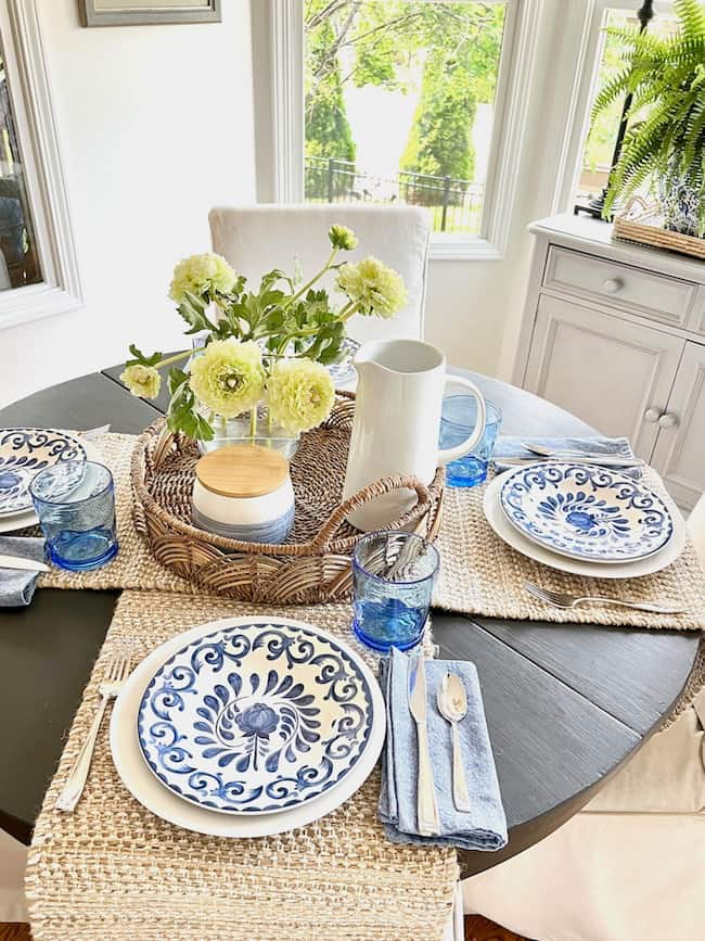 Dressing a round dining table hot sale