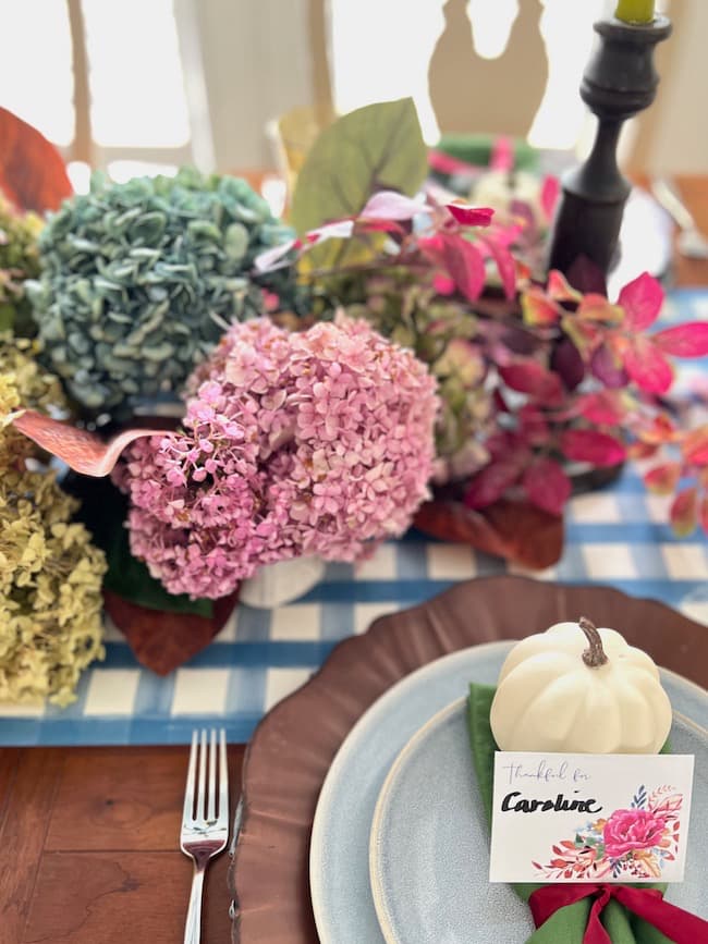 Table Setting for Thanksgiving. Dried Hydrangea Flowers in a Vase, a Small  Pumpkin on a Plate Stock Photo by LeylaCamomile