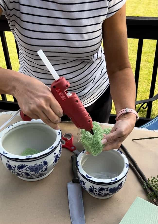 Glue the foam to the bottom of the pot